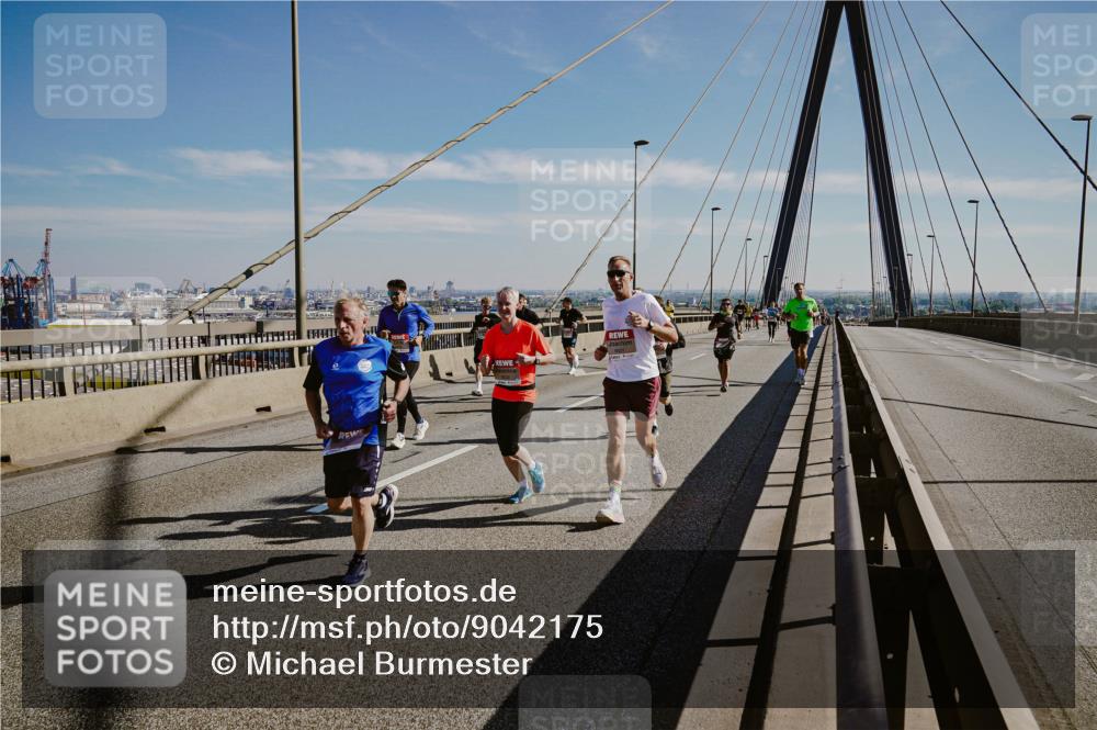 03.10.2025 - Köhlbrandbrückenlauf Michael Burmester http://msf.ph/oto/9042175 03.10.2025 12:23:25 Position 1  meine-sportfotos.de