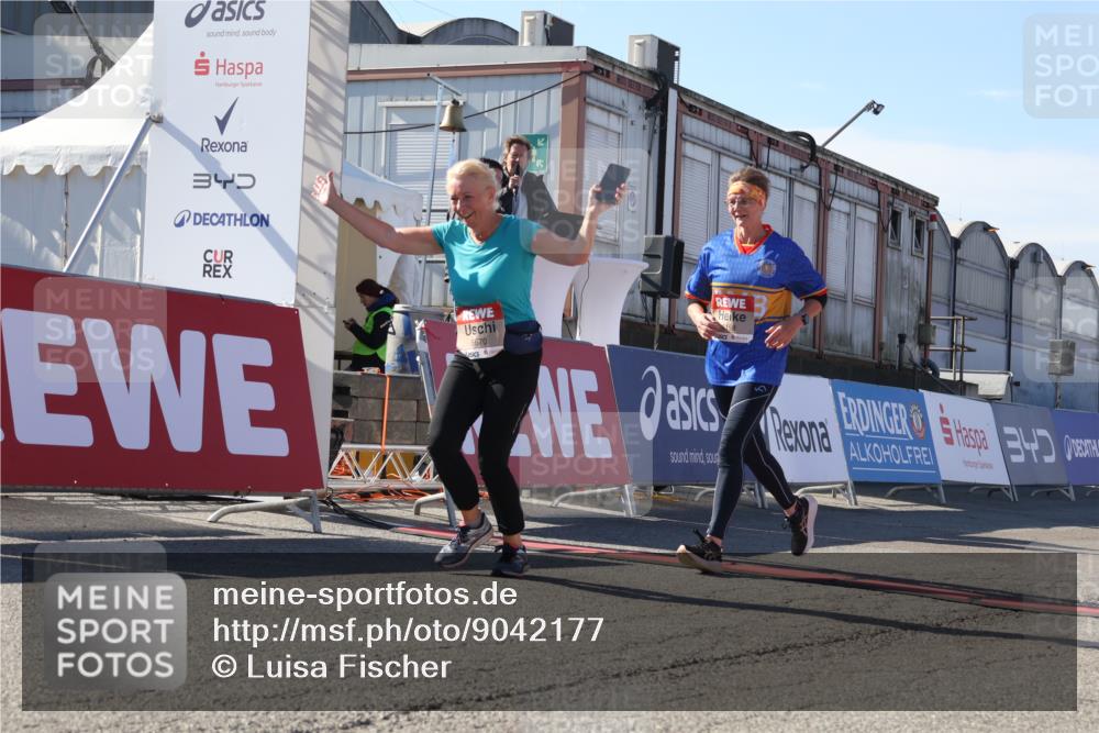 03.10.2025 - Köhlbrandbrückenlauf Luisa Fischer http://msf.ph/oto/9042177 03.10.2025 13:36:08 Ziel 4972, 5158, 6670 meine-sportfotos.de