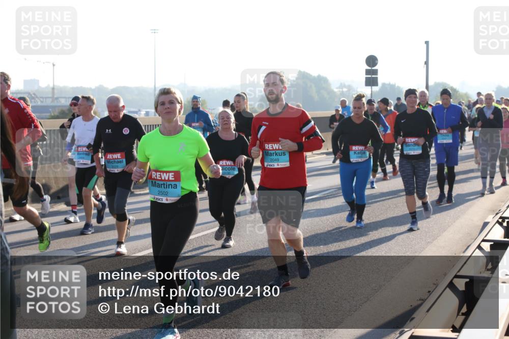 03.10.2025 - Köhlbrandbrückenlauf Lena Gebhardt http://msf.ph/oto/9042180 03.10.2025 09:25:57 Position 1 2404, 3129, 2502, 2049, 2870, 3130 meine-sportfotos.de