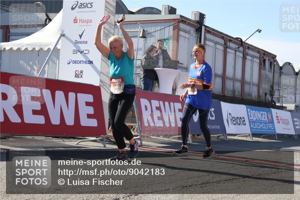03.10.2025 - Köhlbrandbrückenlauf Luisa Fischer http://msf.ph/oto/9042183 03.10.2025 13:36:08 Ziel 4972, 5158, 6670 meine-sportfotos.de