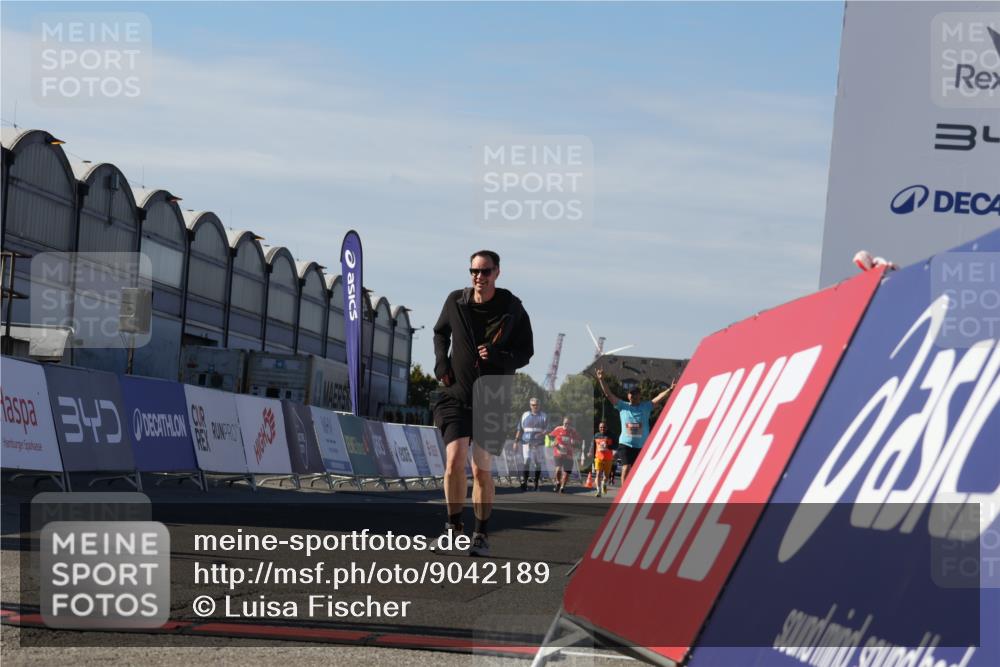 03.10.2025 - Köhlbrandbrückenlauf Luisa Fischer http://msf.ph/oto/9042189 03.10.2025 13:36:11 Ziel 5045, 5158, 6670 meine-sportfotos.de