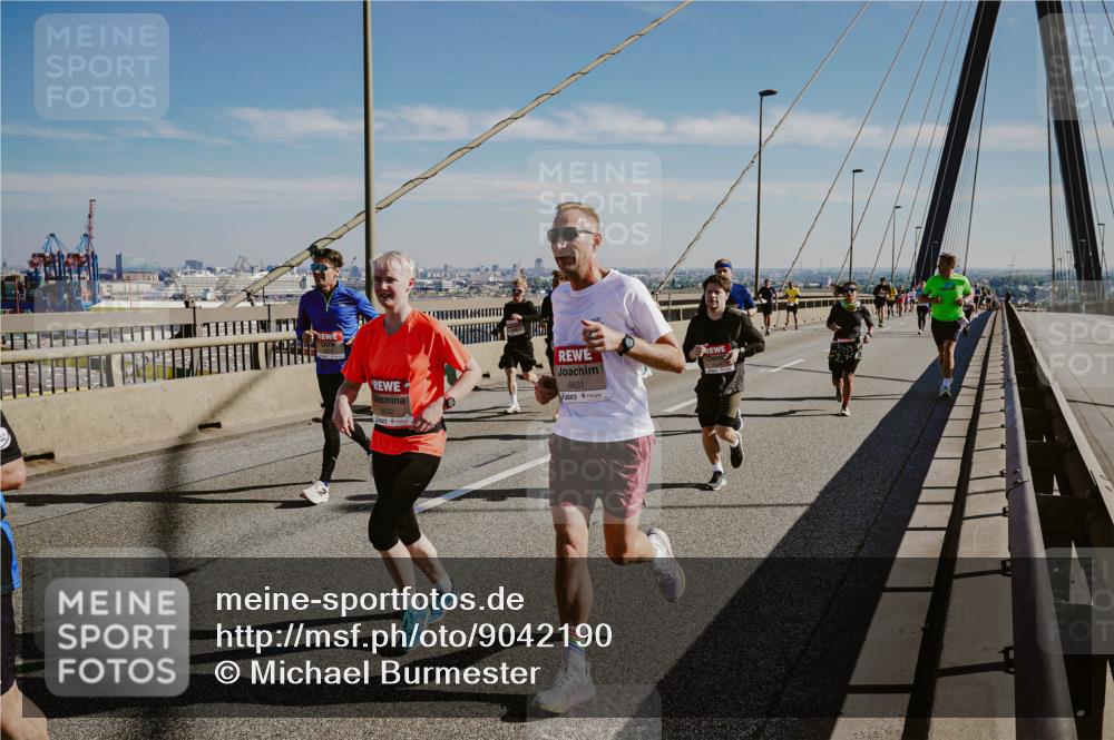 03.10.2025 - Köhlbrandbrückenlauf Michael Burmester http://msf.ph/oto/9042190 03.10.2025 12:23:26 Position 1 6631 meine-sportfotos.de