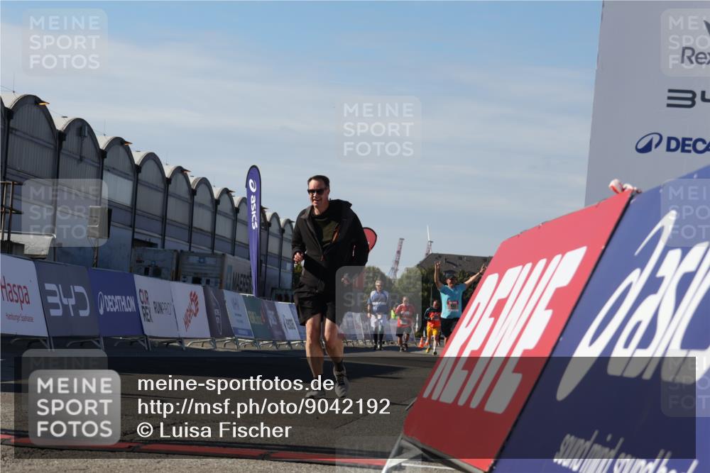 03.10.2025 - Köhlbrandbrückenlauf Luisa Fischer http://msf.ph/oto/9042192 03.10.2025 13:36:11 Ziel 5045, 5158, 6670 meine-sportfotos.de