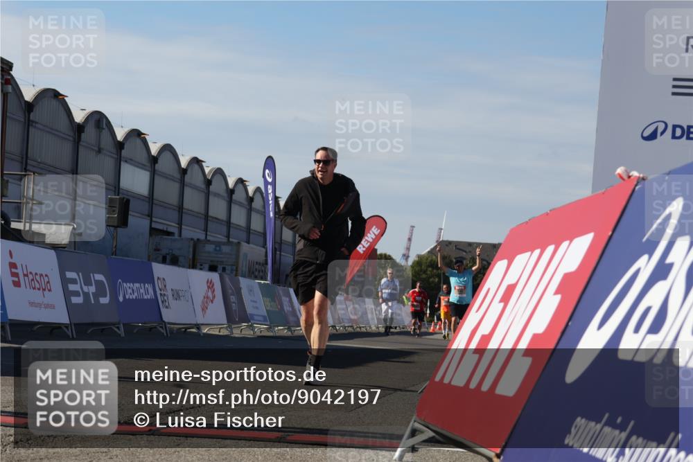 03.10.2025 - Köhlbrandbrückenlauf Luisa Fischer http://msf.ph/oto/9042197 03.10.2025 13:36:11 Ziel 5045, 5158, 6670 meine-sportfotos.de