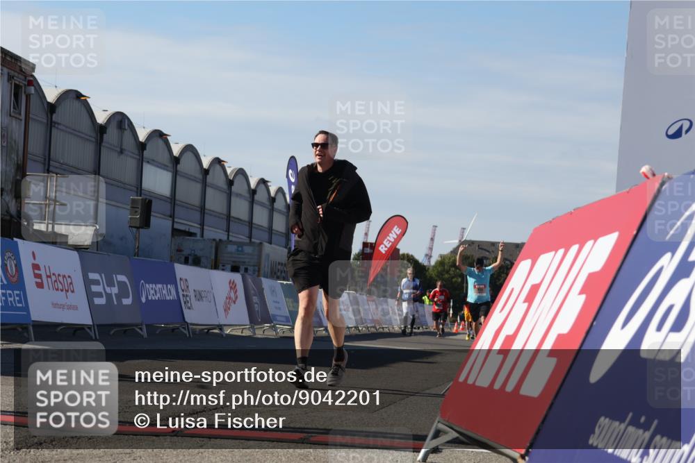 03.10.2025 - Köhlbrandbrückenlauf Luisa Fischer http://msf.ph/oto/9042201 03.10.2025 13:36:12 Ziel 5045, 5158, 6670 meine-sportfotos.de