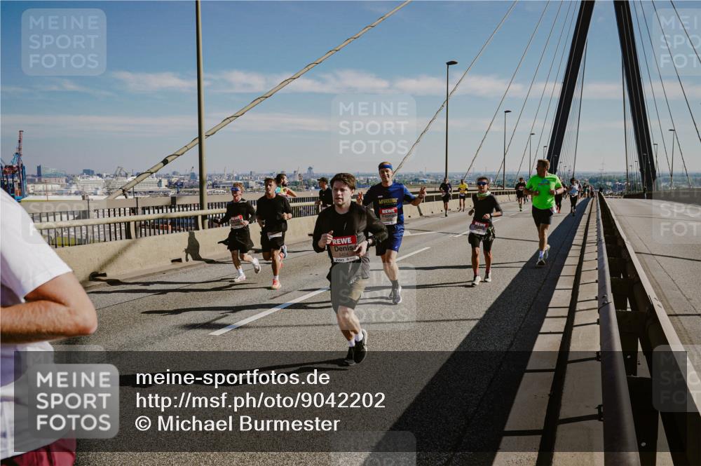 03.10.2025 - Köhlbrandbrückenlauf Michael Burmester http://msf.ph/oto/9042202 03.10.2025 12:23:26 Position 1  meine-sportfotos.de