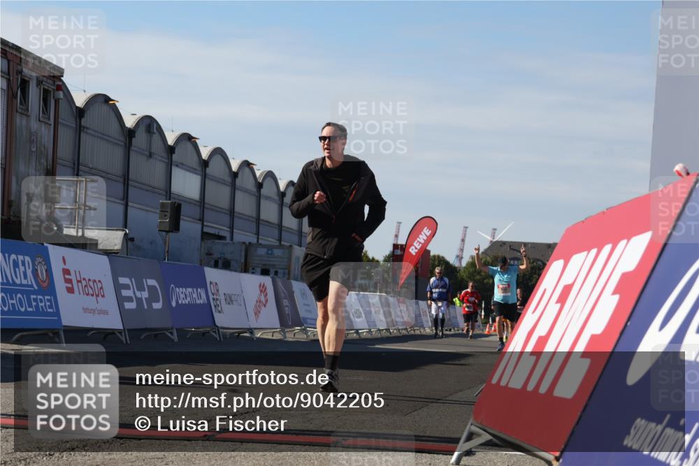 03.10.2025 - Köhlbrandbrückenlauf Luisa Fischer http://msf.ph/oto/9042205 03.10.2025 13:36:12 Ziel 5045, 5158, 6670 meine-sportfotos.de