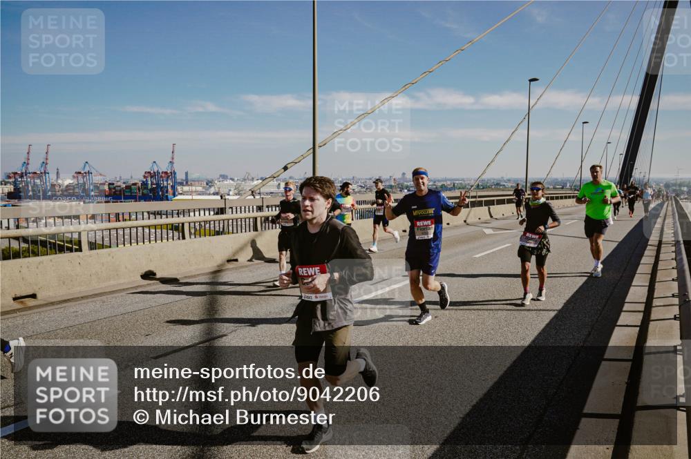 03.10.2025 - Köhlbrandbrückenlauf Michael Burmester http://msf.ph/oto/9042206 03.10.2025 12:23:27 Position 1  meine-sportfotos.de