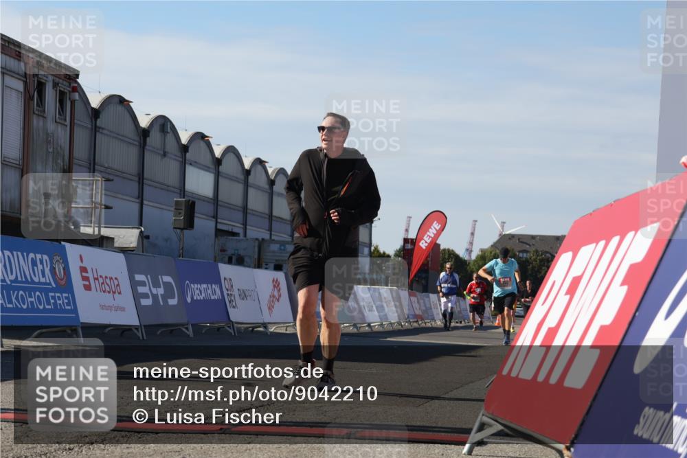 03.10.2025 - Köhlbrandbrückenlauf Luisa Fischer http://msf.ph/oto/9042210 03.10.2025 13:36:12 Ziel 5045, 5158, 6670 meine-sportfotos.de