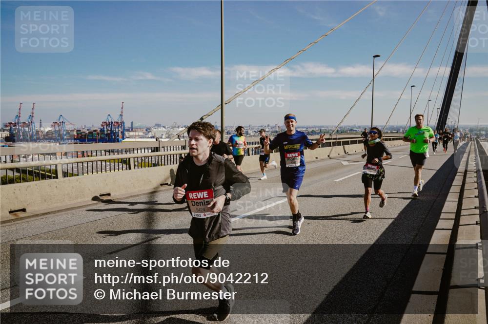 03.10.2025 - Köhlbrandbrückenlauf Michael Burmester http://msf.ph/oto/9042212 03.10.2025 12:23:27 Position 1 5424 meine-sportfotos.de
