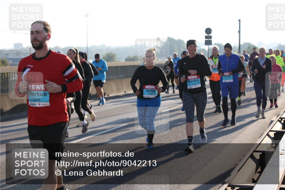 03.10.2025 - Köhlbrandbrückenlauf Lena Gebhardt http://msf.ph/oto/9042213 03.10.2025 09:25:59 Position 1 2049, 2869, 2870 meine-sportfotos.de