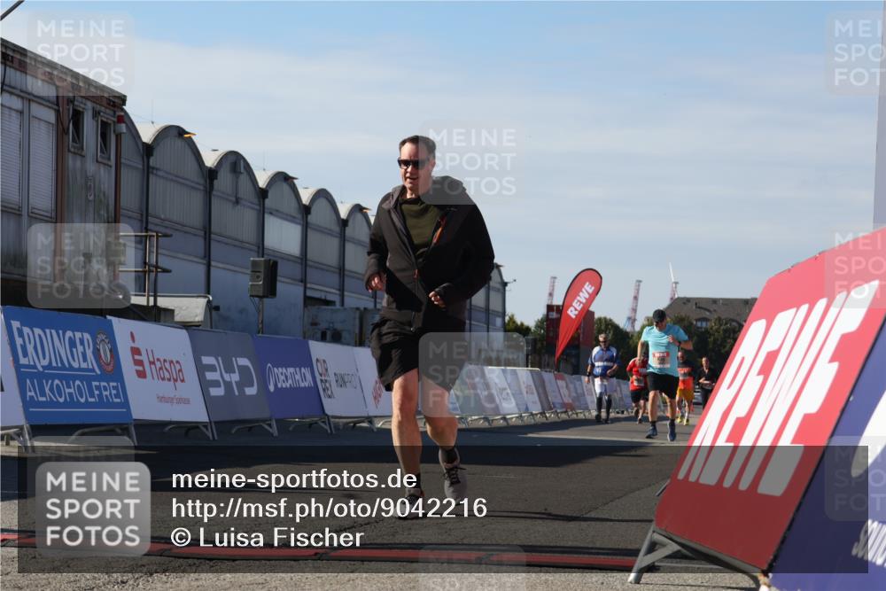 03.10.2025 - Köhlbrandbrückenlauf Luisa Fischer http://msf.ph/oto/9042216 03.10.2025 13:36:13 Ziel 5045, 5158, 6670 meine-sportfotos.de