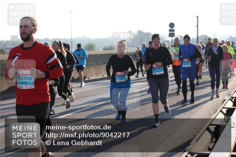03.10.2025 - Köhlbrandbrückenlauf Lena Gebhardt http://msf.ph/oto/9042217 03.10.2025 09:25:59 Position 1 2870, 2049, 2869 meine-sportfotos.de