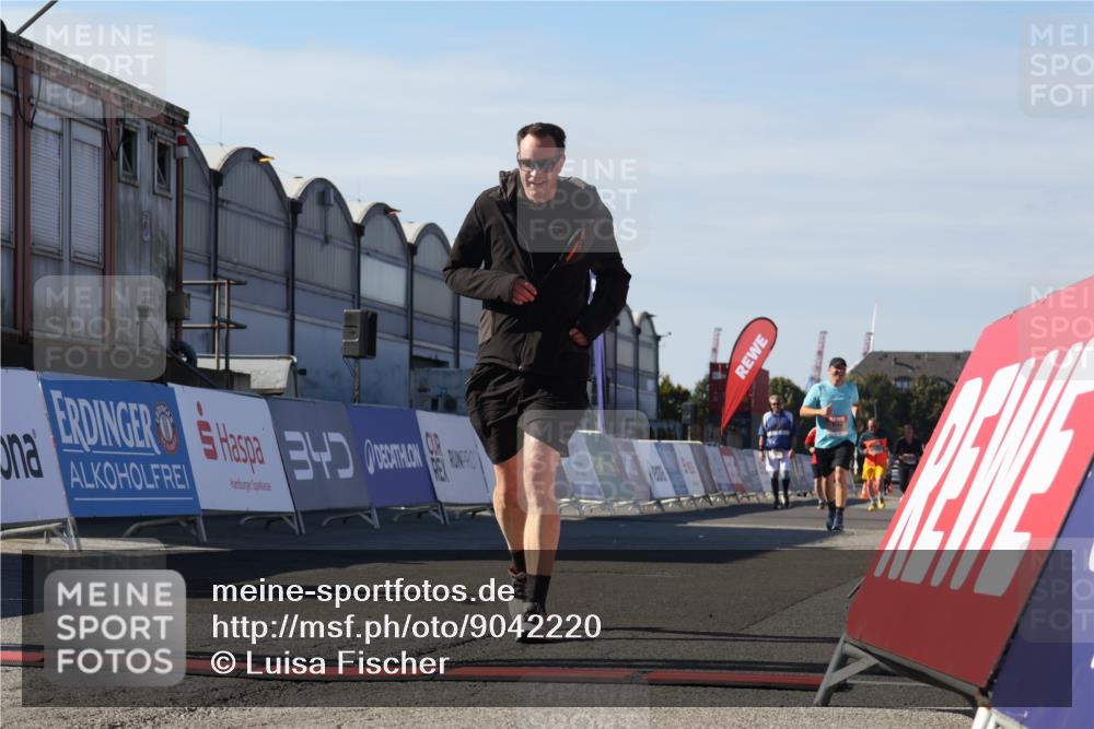03.10.2025 - Köhlbrandbrückenlauf Luisa Fischer http://msf.ph/oto/9042220 03.10.2025 13:36:13 Ziel 5045, 5158, 6670 meine-sportfotos.de