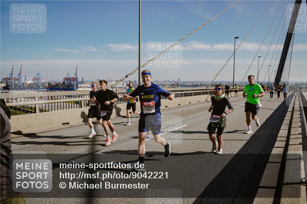 03.10.2025 - Köhlbrandbrückenlauf Michael Burmester http://msf.ph/oto/9042221 03.10.2025 12:23:28 Position 1  meine-sportfotos.de