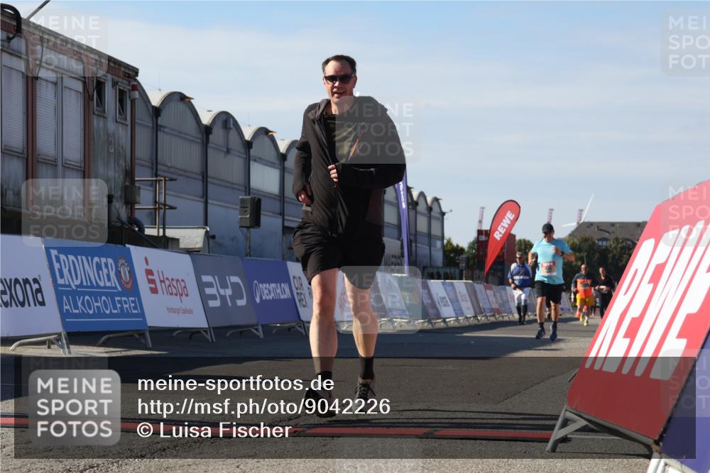 03.10.2025 - Köhlbrandbrückenlauf Luisa Fischer http://msf.ph/oto/9042226 03.10.2025 13:36:13 Ziel 5045, 5158, 6670 meine-sportfotos.de