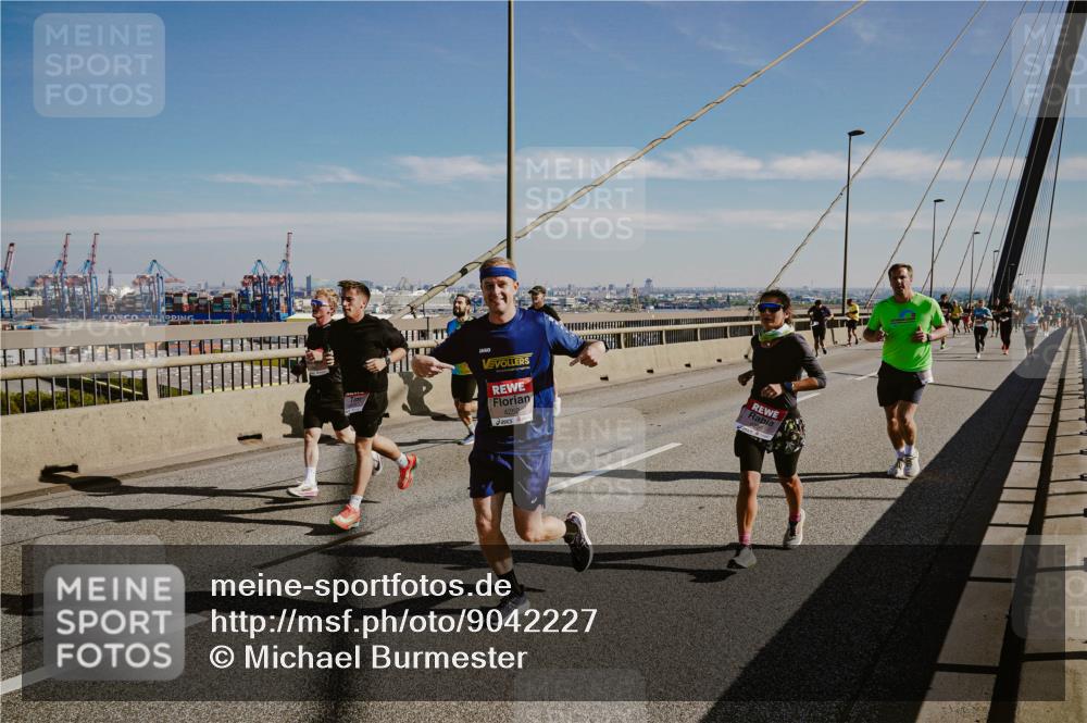 03.10.2025 - Köhlbrandbrückenlauf Michael Burmester http://msf.ph/oto/9042227 03.10.2025 12:23:28 Position 1  meine-sportfotos.de