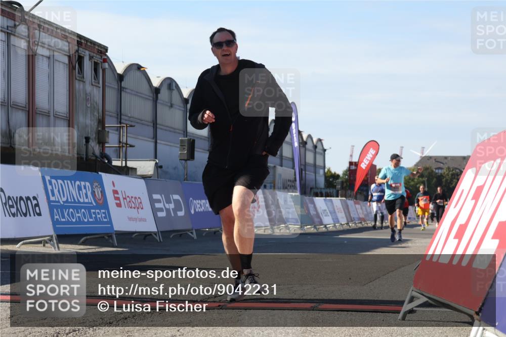 03.10.2025 - Köhlbrandbrückenlauf Luisa Fischer http://msf.ph/oto/9042231 03.10.2025 13:36:14 Ziel 5045, 5158, 5219, 6670 meine-sportfotos.de