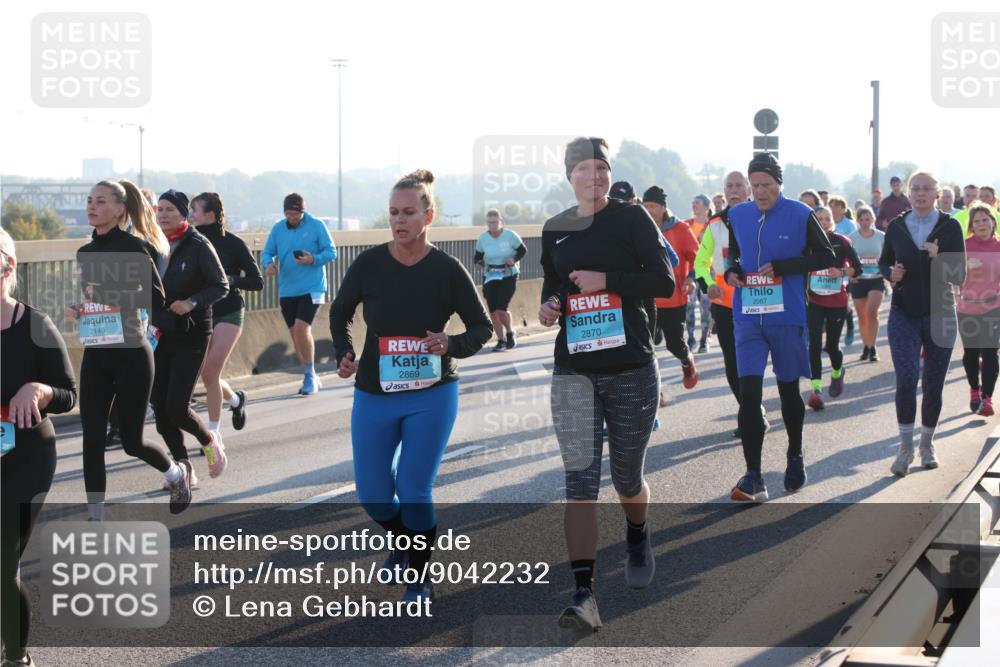 03.10.2025 - Köhlbrandbrückenlauf Lena Gebhardt http://msf.ph/oto/9042232 03.10.2025 09:25:59 Position 1 2149, 2869, 2870, 2067 meine-sportfotos.de