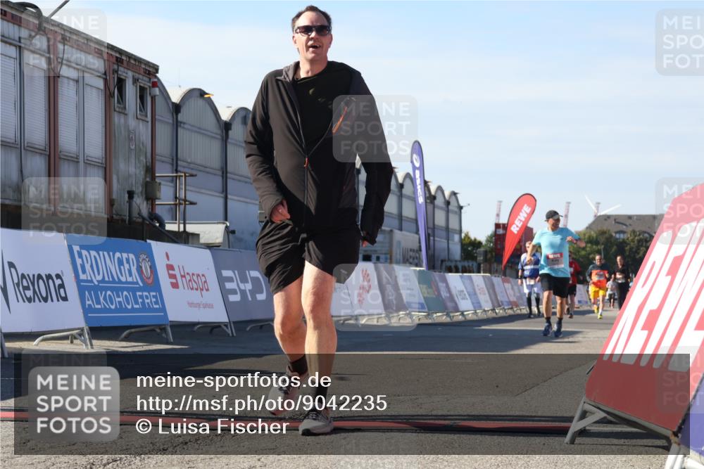 03.10.2025 - Köhlbrandbrückenlauf Luisa Fischer http://msf.ph/oto/9042235 03.10.2025 13:36:14 Ziel 5045, 5158, 5219, 6670 meine-sportfotos.de
