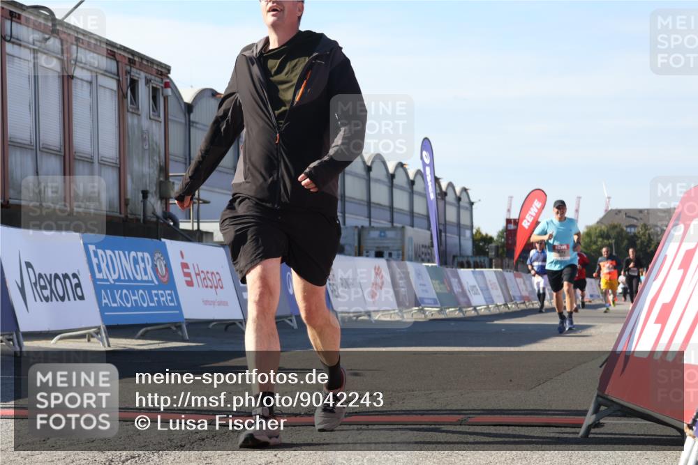 03.10.2025 - Köhlbrandbrückenlauf Luisa Fischer http://msf.ph/oto/9042243 03.10.2025 13:36:14 Ziel 5045, 5158, 5219, 6670 meine-sportfotos.de