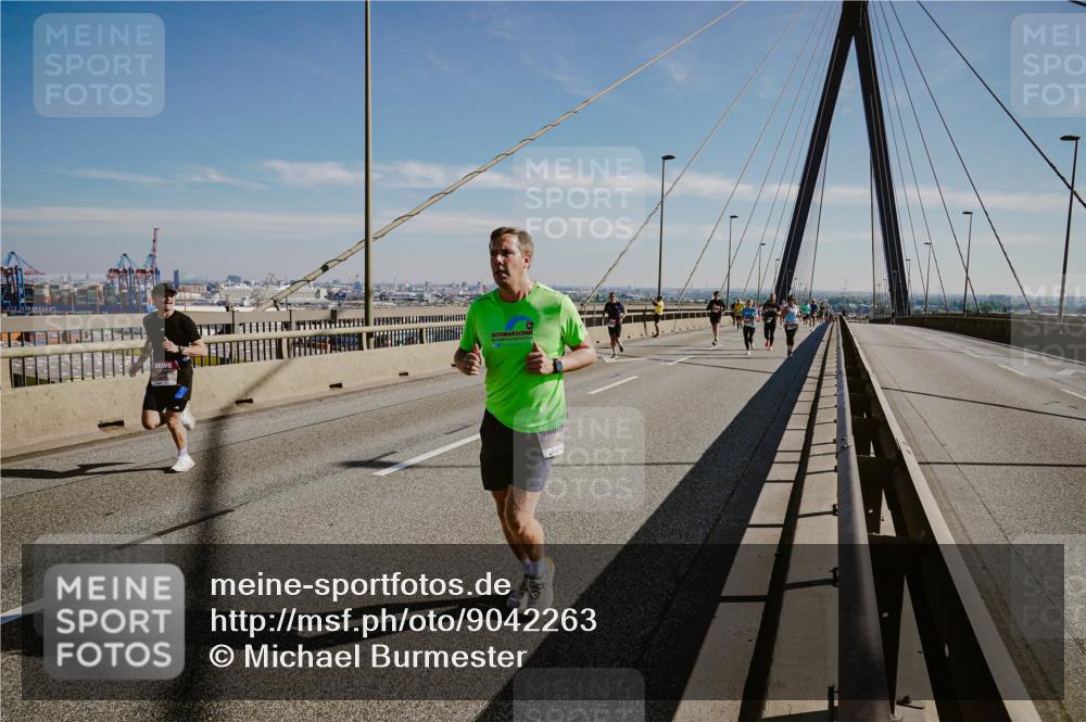 03.10.2025 - Köhlbrandbrückenlauf Michael Burmester http://msf.ph/oto/9042263 03.10.2025 12:23:29 Position 1  meine-sportfotos.de
