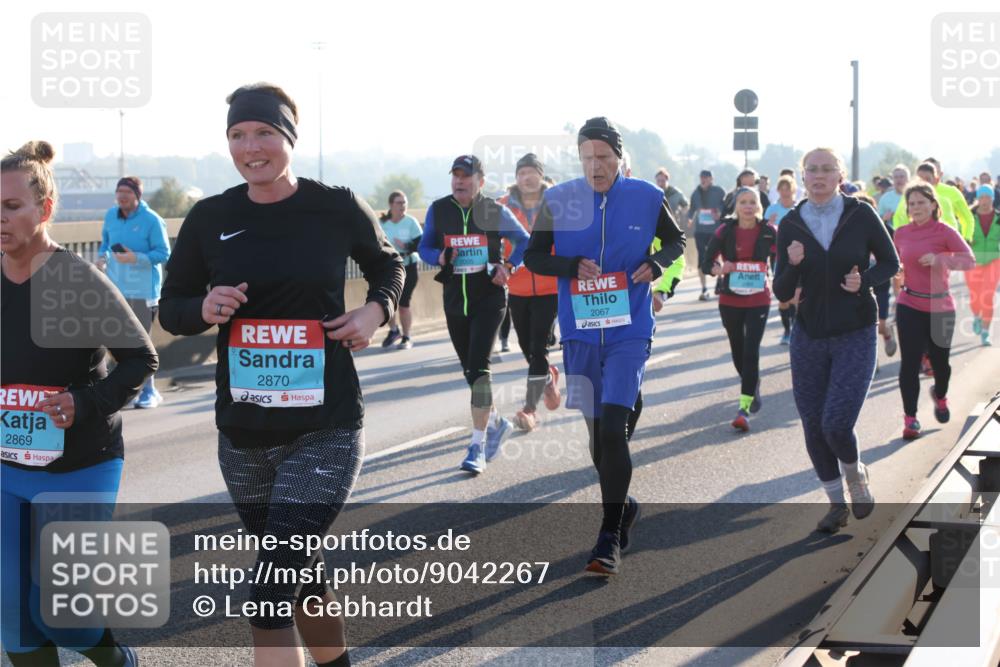 03.10.2025 - Köhlbrandbrückenlauf Lena Gebhardt http://msf.ph/oto/9042267 03.10.2025 09:26:00 Position 1 2869, 2870, 2005, 2067 meine-sportfotos.de
