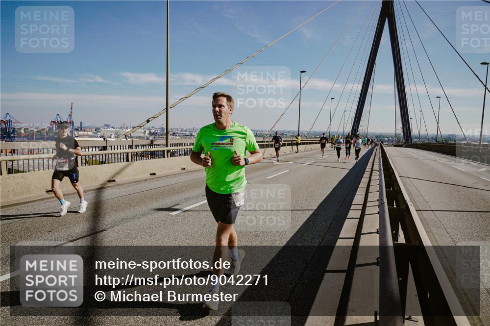 03.10.2025 - Köhlbrandbrückenlauf Michael Burmester http://msf.ph/oto/9042271 03.10.2025 12:23:29 Position 1  meine-sportfotos.de