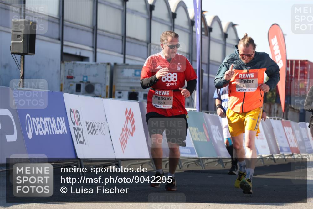03.10.2025 - Köhlbrandbrückenlauf Luisa Fischer http://msf.ph/oto/9042295 03.10.2025 13:36:23 Ziel 5045, 5219, 6003, 6004 meine-sportfotos.de