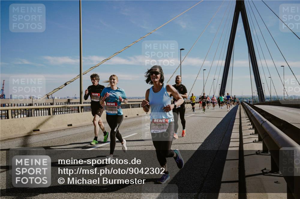 03.10.2025 - Köhlbrandbrückenlauf Michael Burmester http://msf.ph/oto/9042302 03.10.2025 12:23:35 Position 1 4303 meine-sportfotos.de