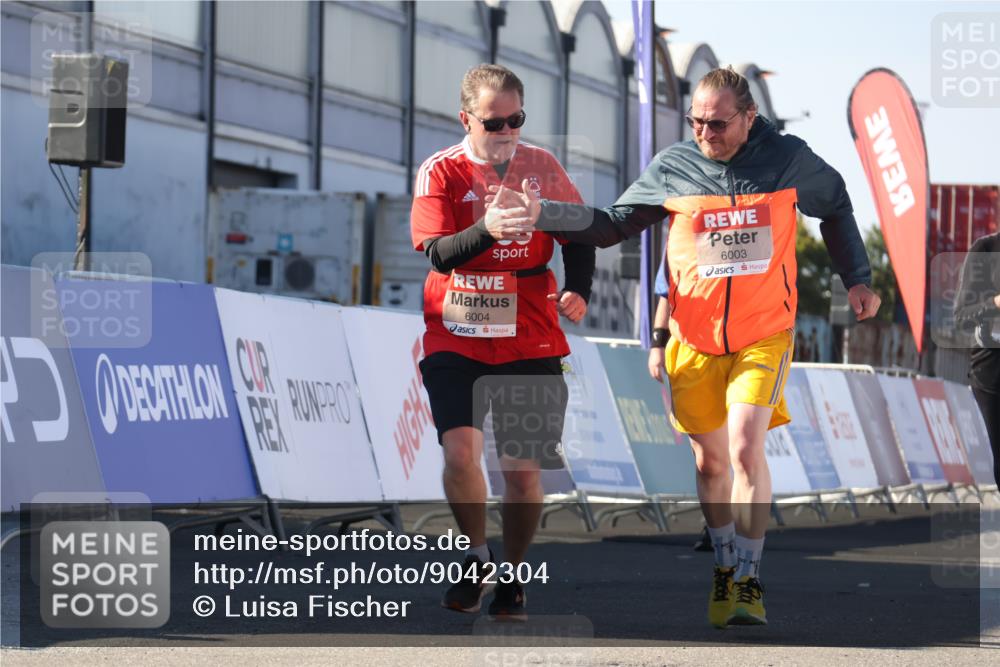 03.10.2025 - Köhlbrandbrückenlauf Luisa Fischer http://msf.ph/oto/9042304 03.10.2025 13:36:23 Ziel 5045, 5219, 6003, 6004 meine-sportfotos.de