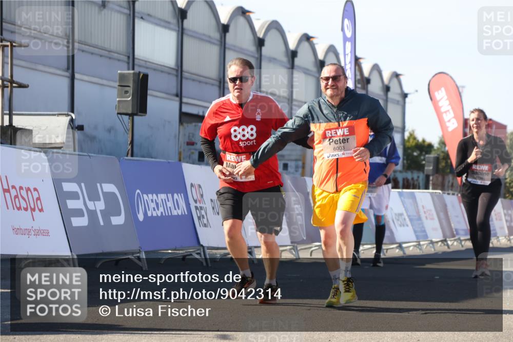 03.10.2025 - Köhlbrandbrückenlauf Luisa Fischer http://msf.ph/oto/9042314 03.10.2025 13:36:24 Ziel 5045, 5219, 6003, 6004 meine-sportfotos.de