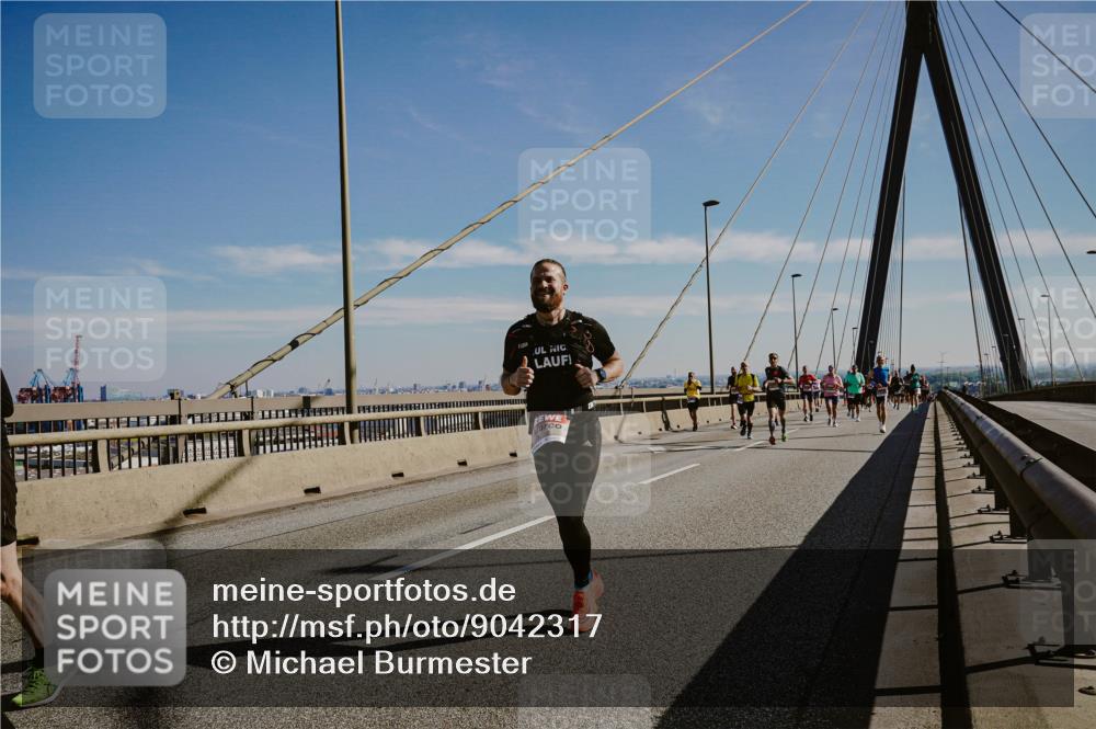 03.10.2025 - Köhlbrandbrückenlauf Michael Burmester http://msf.ph/oto/9042317 03.10.2025 12:23:36 Position 1  meine-sportfotos.de