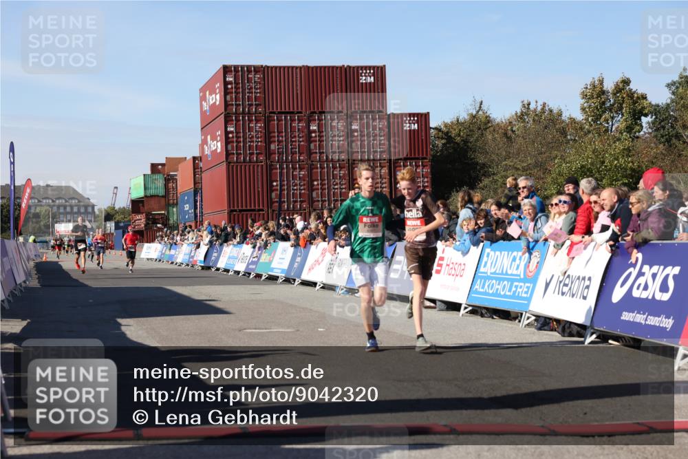 03.10.2025 - Köhlbrandbrückenlauf Lena Gebhardt http://msf.ph/oto/9042320 03.10.2025 12:58:44 Ziel 4084, 4148, 4241, 5824, 6167 meine-sportfotos.de