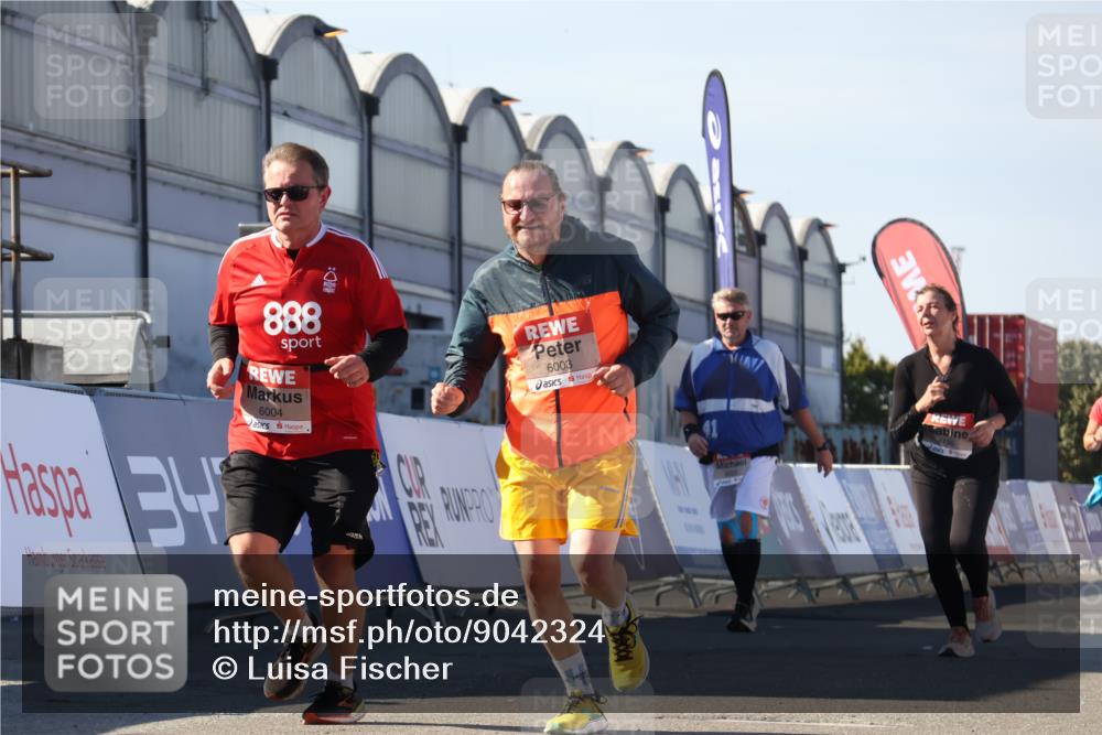 03.10.2025 - Köhlbrandbrückenlauf Luisa Fischer http://msf.ph/oto/9042324 03.10.2025 13:36:25 Ziel 4735, 5045, 5219, 6003, 6004 meine-sportfotos.de