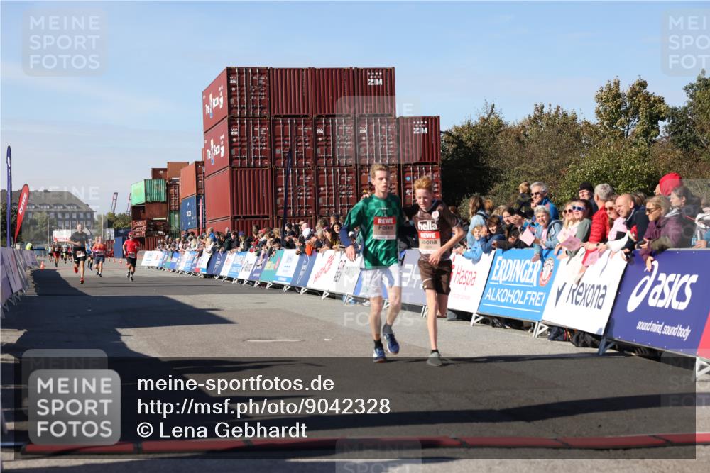 03.10.2025 - Köhlbrandbrückenlauf Lena Gebhardt http://msf.ph/oto/9042328 03.10.2025 12:58:44 Ziel 4084, 4148, 4241, 5824, 6167 meine-sportfotos.de