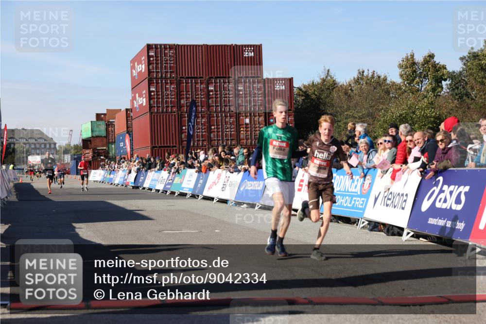 03.10.2025 - Köhlbrandbrückenlauf Lena Gebhardt http://msf.ph/oto/9042334 03.10.2025 12:58:45 Ziel 4148, 4241, 5824, 6167 meine-sportfotos.de