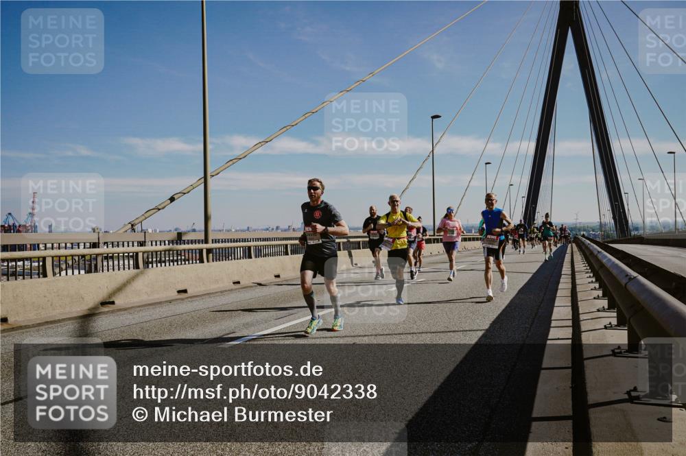 03.10.2025 - Köhlbrandbrückenlauf Michael Burmester http://msf.ph/oto/9042338 03.10.2025 12:23:39 Position 1  meine-sportfotos.de