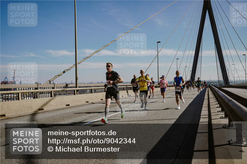 03.10.2025 - Köhlbrandbrückenlauf Michael Burmester http://msf.ph/oto/9042344 03.10.2025 12:23:40 Position 1 686260601 meine-sportfotos.de
