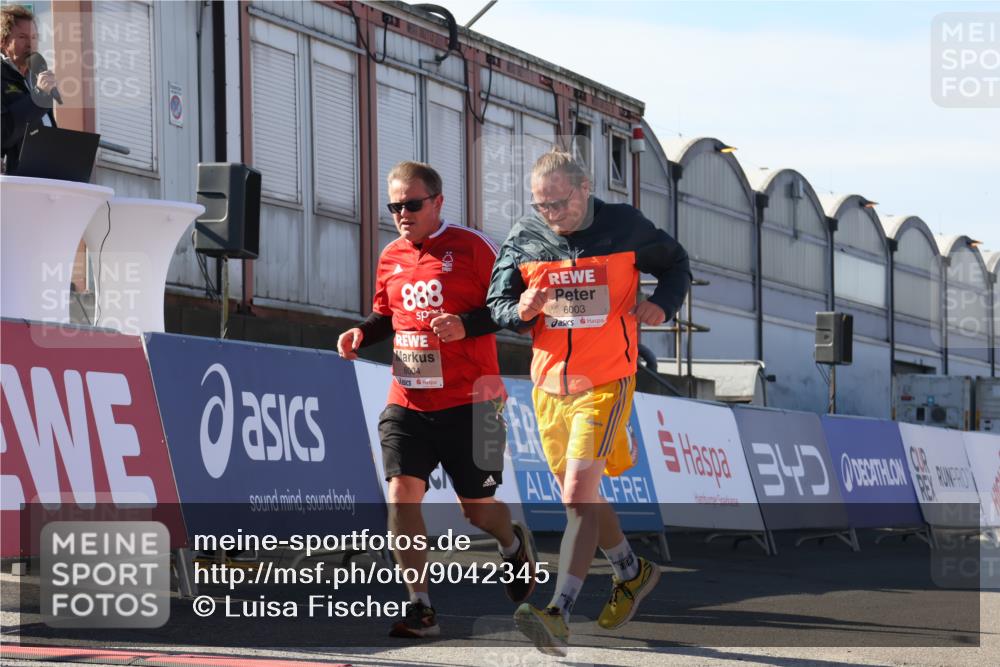 03.10.2025 - Köhlbrandbrückenlauf Luisa Fischer http://msf.ph/oto/9042345 03.10.2025 13:36:26 Ziel 4735, 5045, 5219, 6003, 6004 meine-sportfotos.de