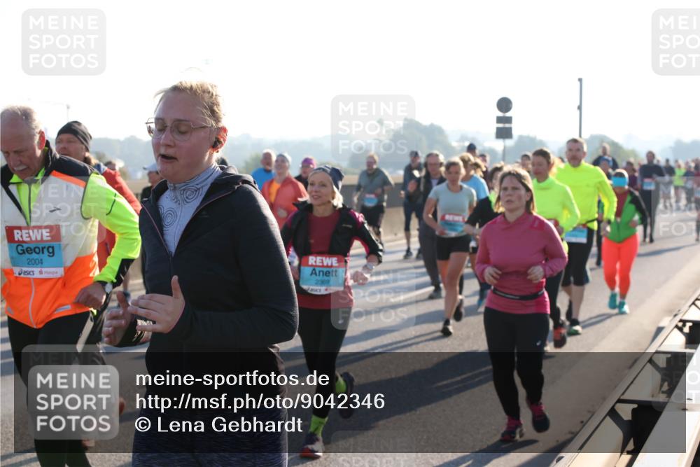 03.10.2025 - Köhlbrandbrückenlauf Lena Gebhardt http://msf.ph/oto/9042346 03.10.2025 09:26:03 Position 1 2004, 2369 meine-sportfotos.de