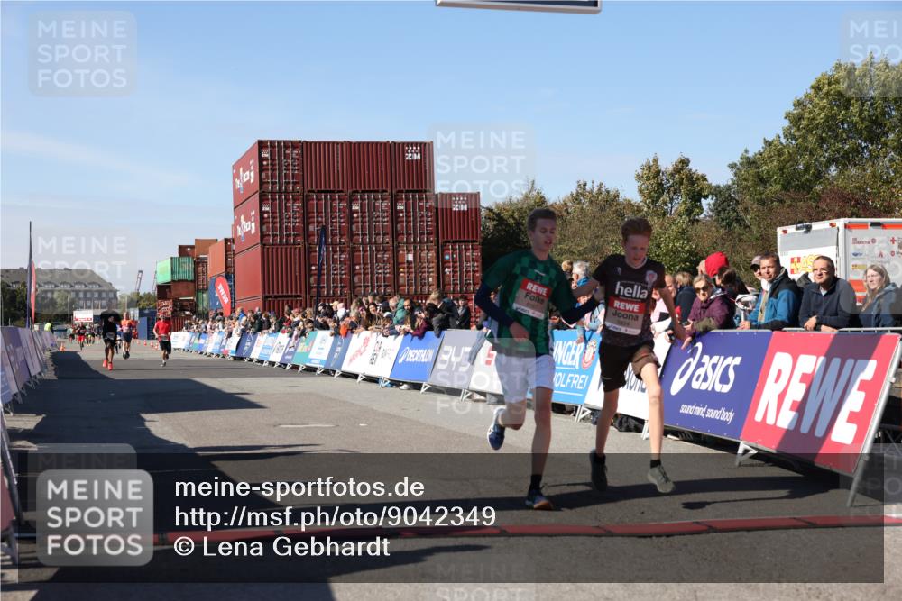 03.10.2025 - Köhlbrandbrückenlauf Lena Gebhardt http://msf.ph/oto/9042349 03.10.2025 12:58:45 Ziel 4148, 4241, 5824, 6167 meine-sportfotos.de