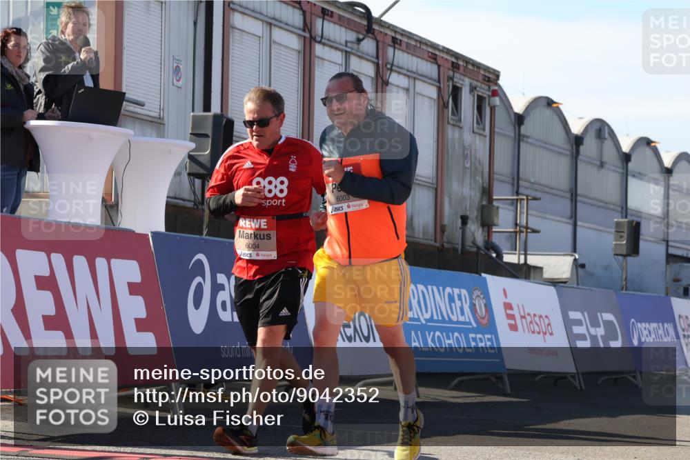 03.10.2025 - Köhlbrandbrückenlauf Luisa Fischer http://msf.ph/oto/9042352 03.10.2025 13:36:27 Ziel 4735, 5219, 6003, 6004 meine-sportfotos.de