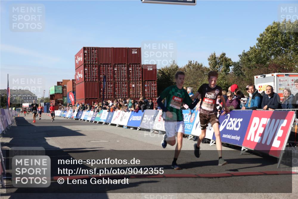 03.10.2025 - Köhlbrandbrückenlauf Lena Gebhardt http://msf.ph/oto/9042355 03.10.2025 12:58:45 Ziel 4148, 4241, 5824, 6167 meine-sportfotos.de