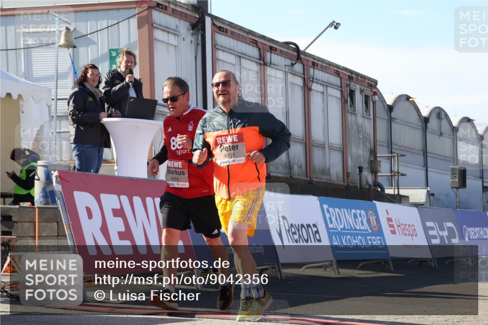 03.10.2025 - Köhlbrandbrückenlauf Luisa Fischer http://msf.ph/oto/9042356 03.10.2025 13:36:27 Ziel 4735, 5219, 6003, 6004 meine-sportfotos.de
