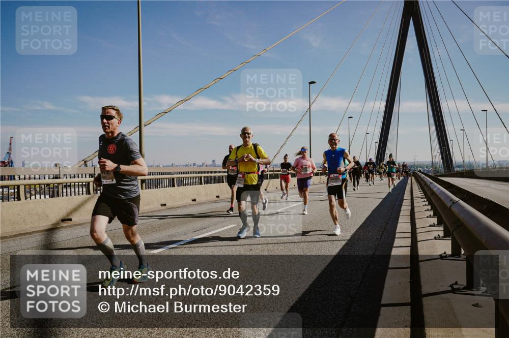 03.10.2025 - Köhlbrandbrückenlauf Michael Burmester http://msf.ph/oto/9042359 03.10.2025 12:23:40 Position 1  meine-sportfotos.de