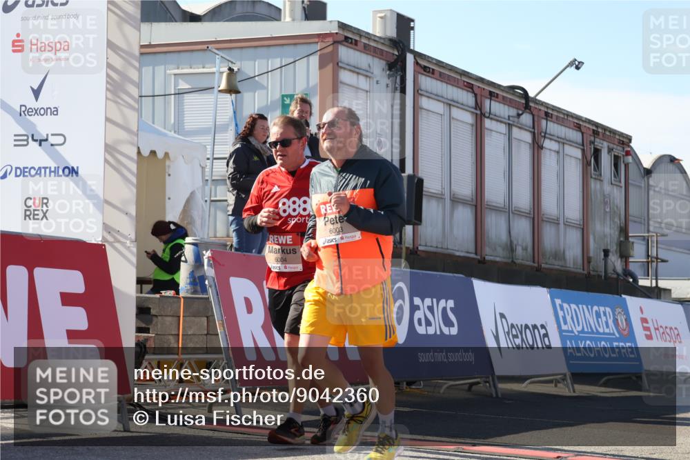03.10.2025 - Köhlbrandbrückenlauf Luisa Fischer http://msf.ph/oto/9042360 03.10.2025 13:36:27 Ziel 4735, 5219, 6003, 6004 meine-sportfotos.de
