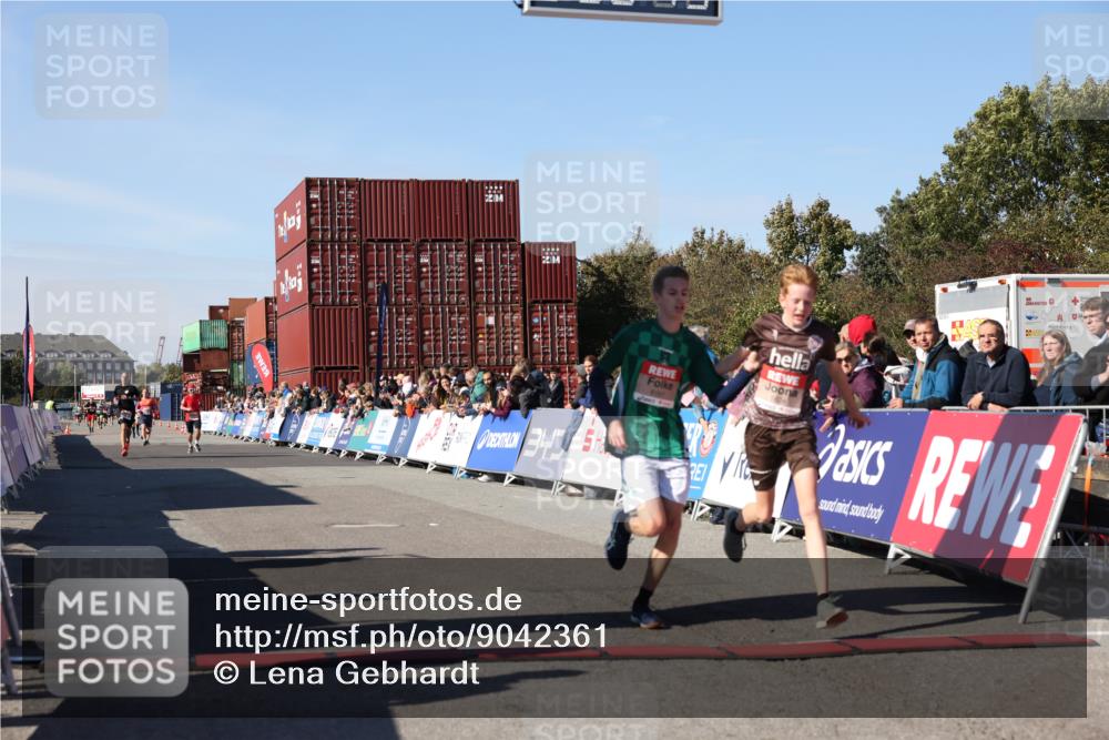 03.10.2025 - Köhlbrandbrückenlauf Lena Gebhardt http://msf.ph/oto/9042361 03.10.2025 12:58:45 Ziel 4148, 4241, 5824, 6167 meine-sportfotos.de