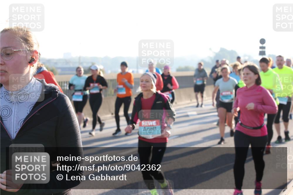 03.10.2025 - Köhlbrandbrückenlauf Lena Gebhardt http://msf.ph/oto/9042362 03.10.2025 09:26:03 Position 1  meine-sportfotos.de