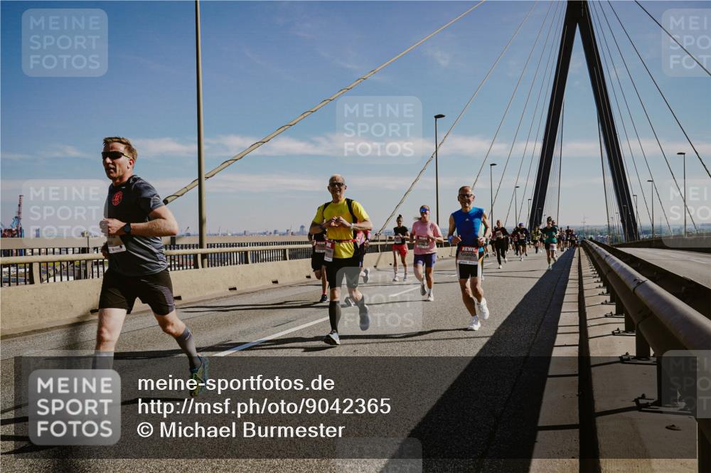 03.10.2025 - Köhlbrandbrückenlauf Michael Burmester http://msf.ph/oto/9042365 03.10.2025 12:23:40 Position 1  meine-sportfotos.de